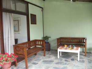 due panche e un tavolo in una stanza di Dandy Suites a Mar de las Pampas