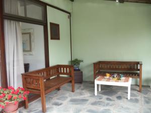 two benches and a table in a room at Dandy Suites in Mar de las Pampas