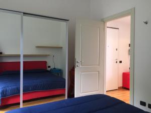 a bedroom with a bed and a mirror at La Posada in Corniglia
