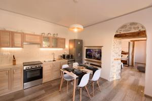 a kitchen with a table and chairs in a room at CasaDelMare GuestHouse in Hydra