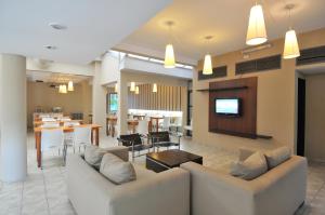 ein Wohnzimmer mit 2 Sofas und einem Esszimmer in der Unterkunft Hotel Alpre in Villa Carlos Paz
