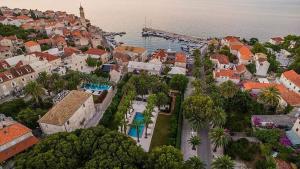 an aerial view of a city with houses and the ocean at Studio apartman Megy in Sutivan