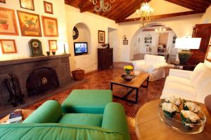 sala de estar con sofá y chimenea en Casa Rural La Asomadita en Agaete