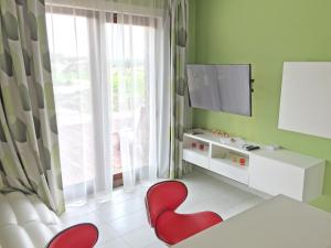 Televízia a/alebo spoločenská miestnosť v ubytovaní Lake View Apartments near Golf Resort Kunětická Hora, Dříteč