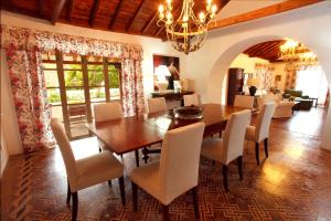 comedor con mesa de madera y sillas en Casa Rural La Asomadita, en Agaete