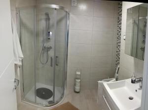 ein Badezimmer mit Dusche, Waschbecken und Toilette in der Unterkunft Villa Big Blue, Tisno in Tisno + 29 Fotos