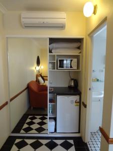 Кухня или мини-кухня в Three Explorers Motel
