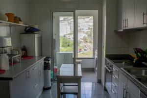 Kuchyň nebo kuchyňský kout v ubytování OCEAN VIEW/DUPLEX/PISCINE/TENNIS Zone VIP Funchal