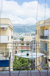 een balkon met een tafel en uitzicht op de stad bij Casa del Corso in Sorrento