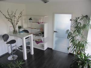 Zimmer mit einem Schreibtisch und einem Tisch mit Pflanzen in der Unterkunft Pension Egerer in Bad Köstritz