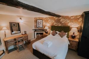 Una cama o camas en una habitación de The Falkland Arms