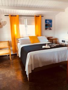 Säng eller sängar i ett rum på La Felicidad Aruba
