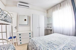 カオルレにあるResidence La Serenissimaの小さなベッドルーム(ベッド1台、シンク付)