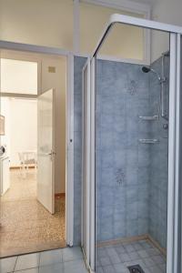 カオルレにあるResidence La Serenissimaのバスルーム(ガラスドア付きのシャワー付)