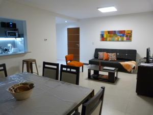 een woonkamer met een tafel en een bank bij Torre 1 Relax in Puerto Madryn