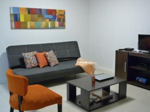 sala de estar con sofá y mesa de centro en Torre 1 Relax en Puerto Madryn