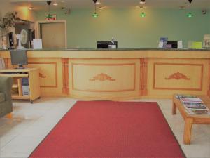 um bar com um tapete vermelho num quarto em Regency Inn em Norco