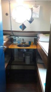 Palanda nebo palandy na pokoji v ubytování Intersail Hostel - Avontuur