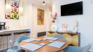 een eetkamer met een tafel en stoelen bij soho london suite in Londen