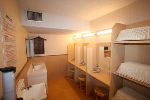 Katil dua tingkat atau katil-katil dua tingkat dalam bilik di Koyasan Onsen Fukuchiin