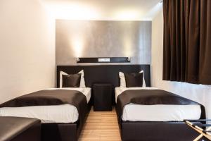 Zimmer mit 2 Betten in einem Zimmer in der Unterkunft Mauritius Komfort Hotel in der Altstadt in Köln