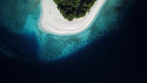 een luchtfoto van een eiland in de oceaan bij Paguro Beach Inn in Ukulhas