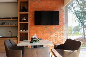 En tv och/eller ett underhållningssystem på Wellness Chiang Mai Hotel