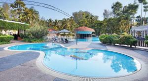 einen Pool in einem Resort mit Pavillon in der Unterkunft The Bayview Beach Resort in Batu Feringgi