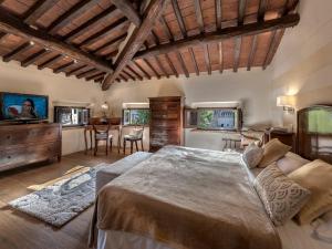 a living room with a bed and a tv at Hotel Palagi in Pietrasanta