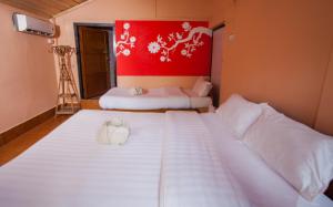 Letto o letti in una camera di Chitwan Tiger Camp