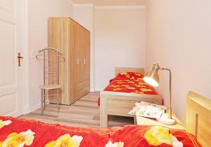 ティースゾーにあるHaus Seesternの小さな部屋で、ベッド2台、はしごが備わります。