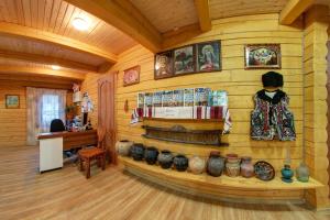 ヤレムチャにあるKarpatski Dzherelaの本屋のある木の壁の部屋