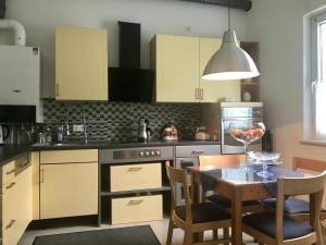 Køkken eller tekøkken på Clean&Comfort Apartments Near Hannover Fairgrounds