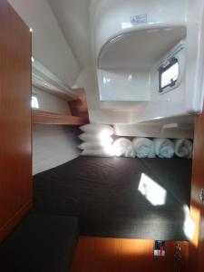 バラトンレッレにあるBubiのベッド1台、タオルが備わる小さな客室です。