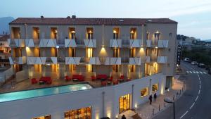 an aerial view of a building with a swimming pool at Hôtel Méditerranée in Calvi