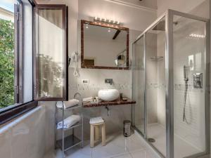 Ett badrum på Hotel Palagi