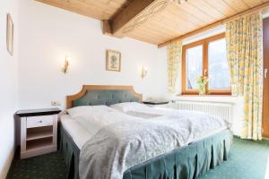 una camera con un grande letto e una finestra di Hotel Pass Lueg a Golling an der Salzach