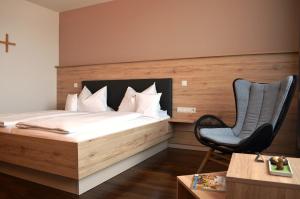 Ένα ή περισσότερα κρεβάτια σε δωμάτιο στο Klostergasthof Roggenburg +29 φωτογραφίες