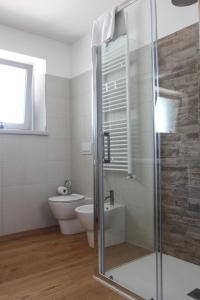 W łazience znajduje się toaleta i przeszklony prysznic. w obiekcie Al Sa di Te w mieście Udine