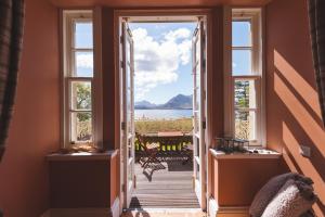 RaasayRaasay House Hotel的走廊设有窗户,享有海景