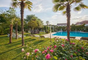 Bazén v ubytování Hotel Harrys' Garden nebo v jeho okolí