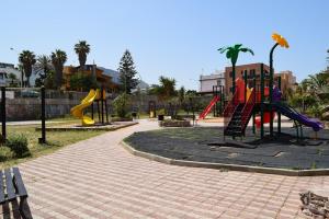 un parque con un área de juegos con tobogán en Le Volte - Locazione Turistica, en Terrasini