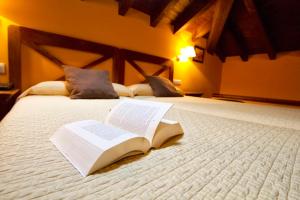 A bed or beds in a room at Hotel El Quintanal