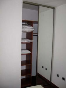 einen Schrank mit einem Spiegel und einem Stapel Handtücher in der Unterkunft Apartmani Katarina in Budva