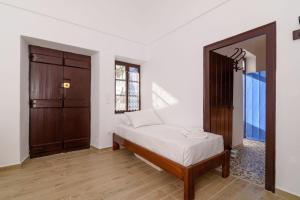 Llit o llits en una habitació de Santorini Crystal Blue Boutique Hotel