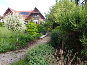 Um jardim no exterior de Herberts Stubn
