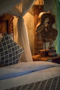 sypialnia z łóżkiem z poduszką i głową w obiekcie Kubu Kayu Villas w mieście Seminyak