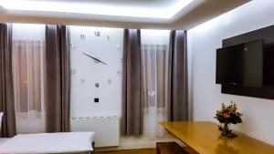 Zimmer mit großer Uhr an der Wand in der Unterkunft Wohlfühl Apartments Leipzig in Leipzig