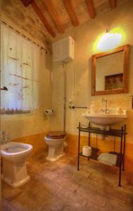 リパトランソーネにあるPietra Antica Agriturismoのトイレと洗面台付きのバスルーム +61枚の写真