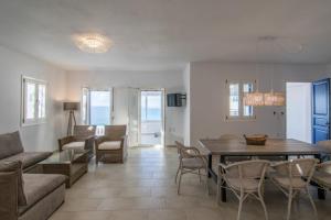 Khu vực ghế ngồi tại Apricot and Sea Luxury Villas